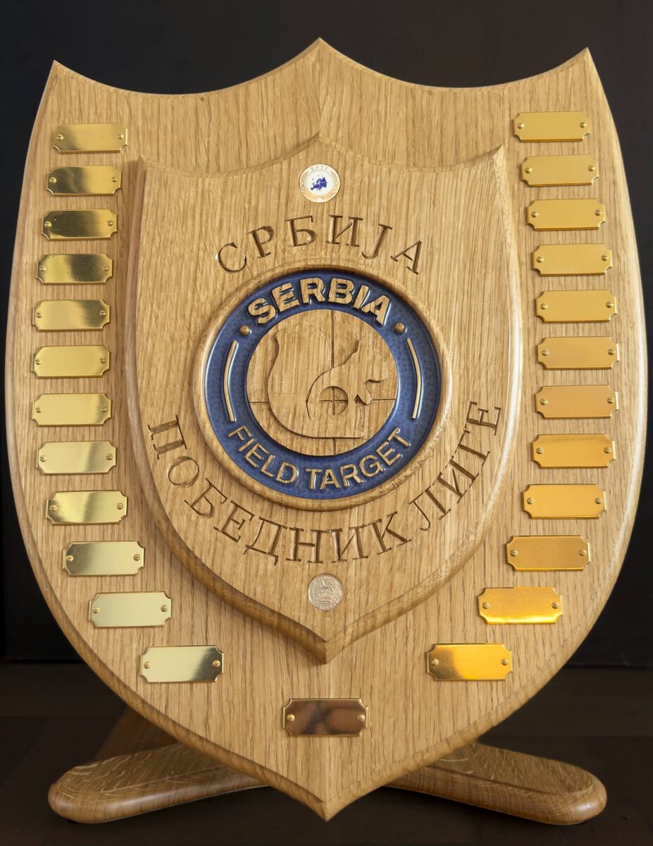 Prelazni trofej srpske Field Target lige: hrastov štit sa natpisom „Србија — Победник лиге" i mesinganim pločicama za imena pobednika